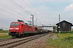 Mit einem gemischten Güterzug (Mannheim Rbf - Basel Bad Rbf) fuhr am Mittag des 25.05.2019 die 152 158-2 über die KBS 703 durch den Haltepunkt von Auggen in Richtung Schweizer Grenze.