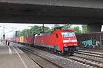 Mit einem Containerzug in den Hamburger Hafen fuhr am veregneten Nachmittag des 06.07.2019 die 152 155-8 aus Richtung Maschen kommend durch den Bahnhof von Hamburg Harburg.