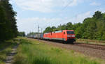 Neben einer kalten 189 führte 152 157 am 13.06.20 einen Cronos-Containerzug durch Burgkemnitz Richtung Wittenberg.
