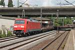 Mit einem gemischten Güterzug fuhr am Vormittag des 19.07.2019 die 152 164-0 durch den Bahnhof von Hamburg Harburg in Richtung Rangierbahnhof Maschen.