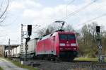 30. März 2017, Lok 152 018 befördert einen Ganzzug mit LKW-Pritschen bei Johannisthal in Richtung Saalfeld.