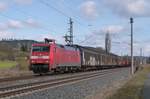 05. März 2015, Lok 152 015 befördert einen kurzen gemischten Güterzug aus Richtung Saalfeld durch Küps.