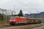 21. Februar 2017, Lok 152 025 passiert mit einem Güterzug aus Richtung Saalfeld den Bahnhof Pressig-Rothenkirchen.
