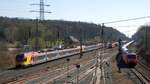 Hochbetrieb am 7.4.2018 im Betriebsbahnhof Gießen-Bergwald : Ein dreiteiliger FLIRT-Triebzug der HLB passiert zwei wegen ein Signalstörung auf der Ruhr-Sieg-Strecke wartende