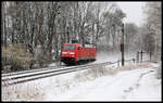 DB 152019-6 passiert hier am 27.1.2021 um 10.37 Uhr  in flotter Fahrt den eingeschneiten Bahnübergang in Osnabrück Atter.