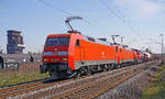 DB Trio mit Lokomotive 152 158-2 als Führungslok und einem Güterzug am 28.04.2021 in Bottrop.