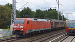 DB Cargo AG [D] mit  152 110-3  [NVR-Nummer: 91 80 6152 110-3 D-DB] und Ganzzug Schiebewandwagen am 19.08.21 Berlin Buch.
