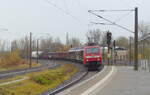 DB 152 021-2 mit einem gemischten Güterzug Richtung Naumburg (S), am 05.11.2021 in Weißenfels.