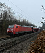 Am Freitagmittag kommt der Audizug von der 152 051-9 durch Neckargerach gefahren in Richtung Heidelberg.14.1.2022