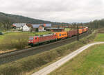 152 049-3 ist am 09.02.2022 mit einem Containerzug bei Hermannspiegel in Richtung Süden unterwegs.
