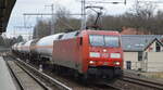 DB Cargo AG [D] mit  152 085-7  [NVR-Nummer: 91 80 6152 085-7 D-DB] und gemischtem Kesselwagenzug am 15.02.22 Berlin Buch.