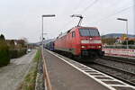 Mit einem Autotransportzug am Haken ist 152 069-1 am  15.3.2022 in Thüngersheim gen Veitshöchheim fahrend abgelichtet.