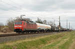 Mit einem gemischten Güterzug rollt 152 019 am 06.04.22 durch Braschwitz Richtung Halle(S).