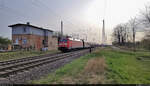 Gemischter Gz mit 152 111-1 (Siemens ES64F) rollt in Teutschenthal Richtung Halle (Saale). Dabei passiert der Zug ein altes Bahnhäuschen, das heute augenscheinlich von Liebhabern bewohnt wird.

🧰 DB Cargo
🕓 13.4.2022 | 18:18 Uhr