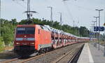 DB Cargo AG [D] mit  152 086-5  [NVR-Nummer: 91 80 6152 086-5 D-DB] und PKW-Transportzug am 22.06.22 Durchfahrt Bahnhof Elsterwerda.