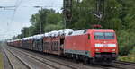 DB Cargo AG [D] mit  152 013-9  [NVR-Nummer: 91 80 6152 013-9 D-DB] und PKW-Transportzug am 29.08.22 Vorbeifahrt Bahnhof Dedensen/Gümmer.