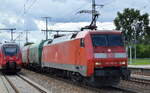 DB Cargo AG [D] mit  152 160-8  [NVR-Nummer: 91 80 6152 160-8 D-DB] und gemischtem Güterzug am 15.09.22 Durchfahrt Bahnhof Golm.