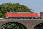 Auf der Hochfelder Eisenbahnbrücke ist gerade die Elektrolokomotive 152 025-3 unterwegs. (Duisburg, August 2022)