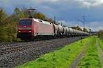 DB Cargo 152 019-6 zieht ihren Kesselwagenzug in Richtung Gemünden.