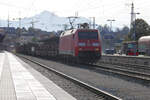 Mit einem gemischten Güterzug nach Freilassing ist die 152 027 in Traunstein unterwegs.