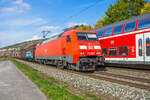 152 099-8 mit einem gemischten Güterzug bei Thüngersheim am 12.10.2022