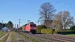 DB Cargo 152 040 mit Schiebewandwagenzug in Richtung Hannover (Probsthagen, 27.02.2019).