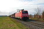 DB Cargo 152 155-8 mit gemischten Güterzug in Altheim bei Dieburg (Hessen) am 04.02.23