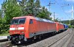 DB Cargo AG [D] mit der Doppeltraktion  152 080-8  [NVR-Nummer: 91 80 6152 080-8 D-DB] +  152 190-5  [NVR-Nummer: 91 80 6152 190-5 D-DB] und einem gemischten Güterzug am 01.06.23 Durchfahrt Bahnhof Uelzen.