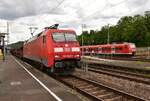 Am Mittag des 27.6.2023 kommt 152 049 mit einem leeren Autotransportzug fürs Audi-Werk in Neckarsulm durch Neckarelz gefahren.