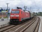 Gegen 11.53Uhr am 26.07.2009,durchfuhr die 152 010-5 mit einem Güterzug den Schweriner Bahnhof auf Gleis 3.