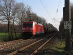 152 075-8 mit einem Güterzug zwischen Rheine und Emden bei Devermühlen (BÜ 296.6) am 23-3-2012.
