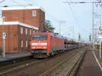 152 153-3 fuhr am 02.01.2012 mit einem Güterzug durch den Bahnhof Leer gen Süden.