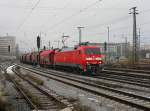 Die 152 044 mit einem Güterzug am 01.12.2012 bei der Durchfahrt in München Ost.