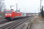 152 042-8 mit einem Containerzug aus Landshut bei der Durchfahrt in Obertraubling, 05.04.2013