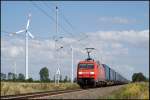 152 103-8 passiert mit dem baustellenbedingt umgeleiteten 42144 von Verona nach Rostock-Seehafen am 15.08.2012 den Windpark zwischen Buchenhorst und Altenwillershagen.