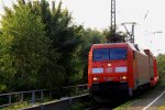 152 067-5 DB kommt mit einem langen LKW-Zug aus Köln-Eifeltor nach Italien aus Richtung Köln und fährt in Richtung Koblenz.