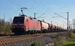 152 147 fuhr mit einem langen gemischten Güterzug am 31.10.13 durch Greppin Richtung Dessau.