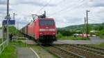 am 16.5.14 kam 152 165-7 mit einem Güterzug am Bahnübergang in Radebeul-Naundorf vorbei Fahrtrichtung Dresden.