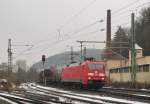 152 025-3 zieht am 03.Januar 2015 einen gemischten Güterzug durch Kronach in Richtung Saalfeld.