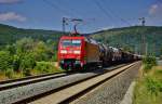 152 123-6 ist mit einen gemischten Güterzug unterwegs gesehen am 16.07.15 in Gambach.