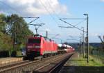 152 033-7 zieht eine BR 185 und einen gemischten Güterzug am 20.September 2015 durch Gundelsdorf Richtung Saalfeld.