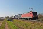 152 164-0 am 31.10.2014 mit einem Containerzug nördlich von Müllheim (Baden) bei Hügelheim und fuhr gen Norden.