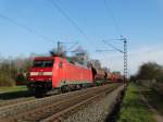 DB Cargo 152 026-1 am 14.03.16 bei Hanau West mit Schotterwagen 