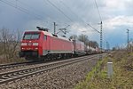 Am 05.04.2015 fuhr die Nürnberger 152 025-3 mit einem Containerzug südlich von Müllheim (Baden) in Richtung Freiburg (Breisgau).
