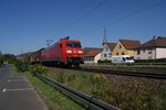 Am 26.08.2016 fährt 152 112 der DB Cargo mit einem Güterzug durch Thüngersheim in Richtung Würzburg.