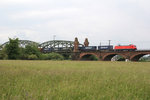 152 028 überquert mit Hilfe der Kostheimer Brücke den Main.