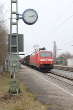 152 004 diese Lokomotive ist auch schon ziemlich lange in Geschäft, durchfährt am 10.02.2017 den Haltepunkt Adelschlag mit ihrem gemischten Güterzug in Richtung Ingolstadt.