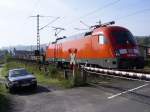 Papa Bull:  Taurus 182 001 mit einem Zug Flachwagen, der Drehgestelle geladen hat, am 20.09.2003 in Hauneck/Unterhaun