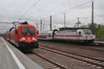 Während 146 570-7 mit dem IC2035 von Norddeich nach Leipzig Hauptbahnhof den Magdeburger Hauptbahnhof verlässt, wartet 182 022-4 mit dem RE1 (RE3115) nach Cottbus auf Abfahrt.