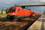 Die 183 023-2 zieht den RE 5 als RE 3516 vo Oranienburg nach Stralsund Hbf.
Hier beim Halt am am 14.05.2017 in Löwenberg (Mark).


